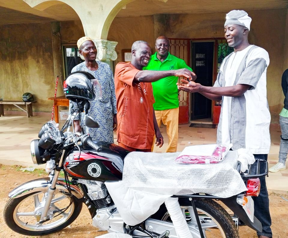 DON DE MOTO À LA RADIO SU TII SUA FM N'DALI